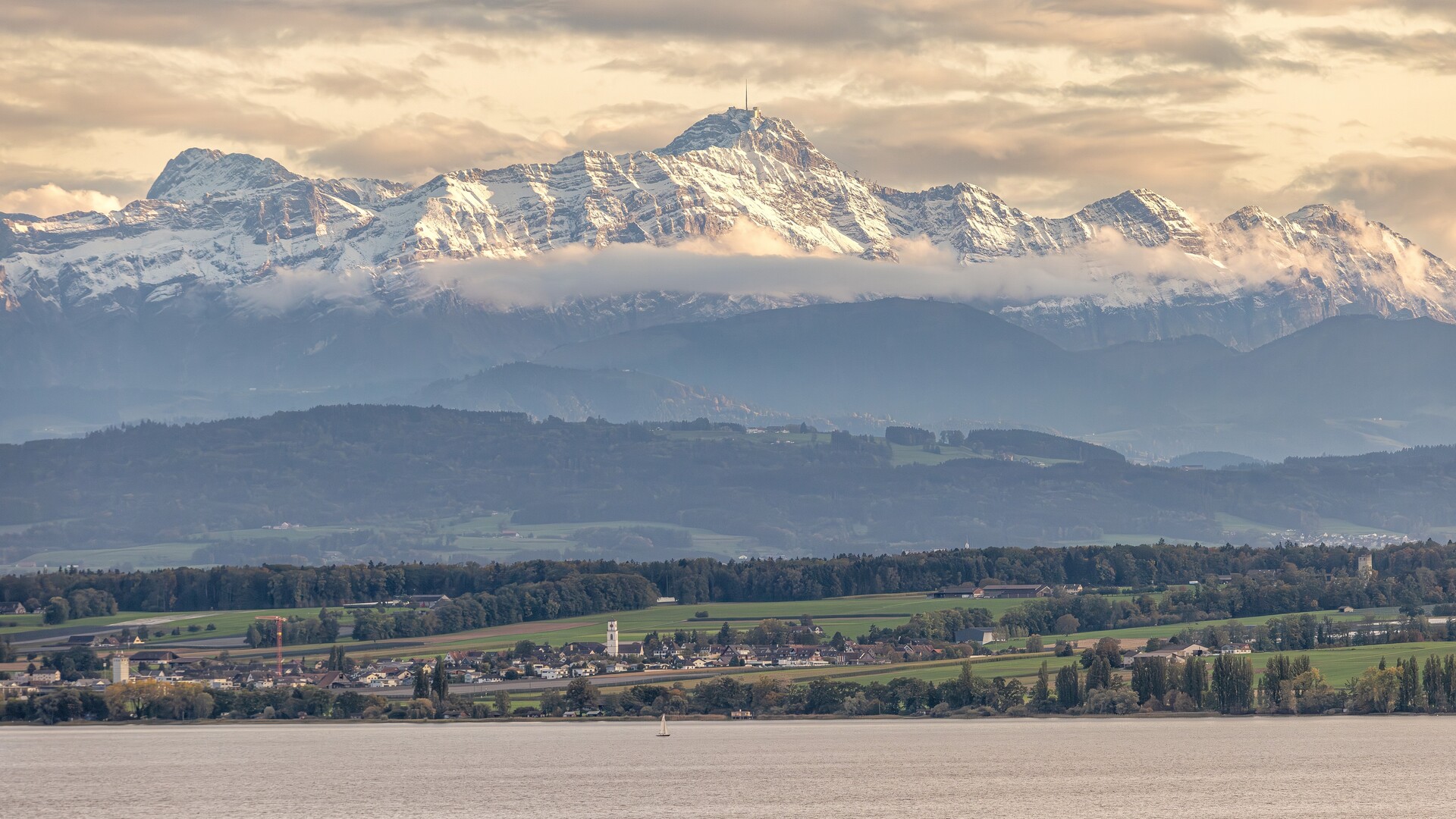 Blick über den Bodensee auf den schneebedeckten Säntis in der Schweiz