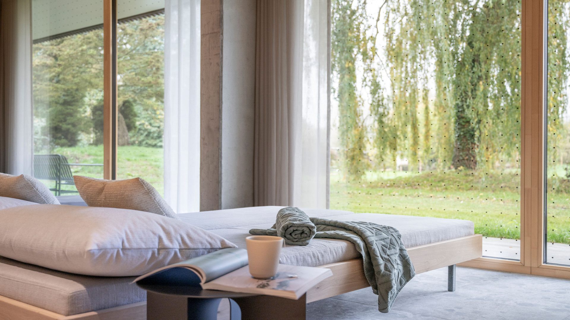 Ruheraum im Garten Spa mit Blick in den Park