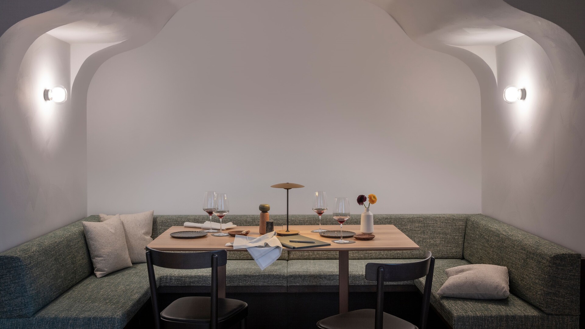 Sitznische im Restaurant Pinus des Seegut Zeppelin mit gewölbter Decke, Polsterbank und gedecktem Tisch