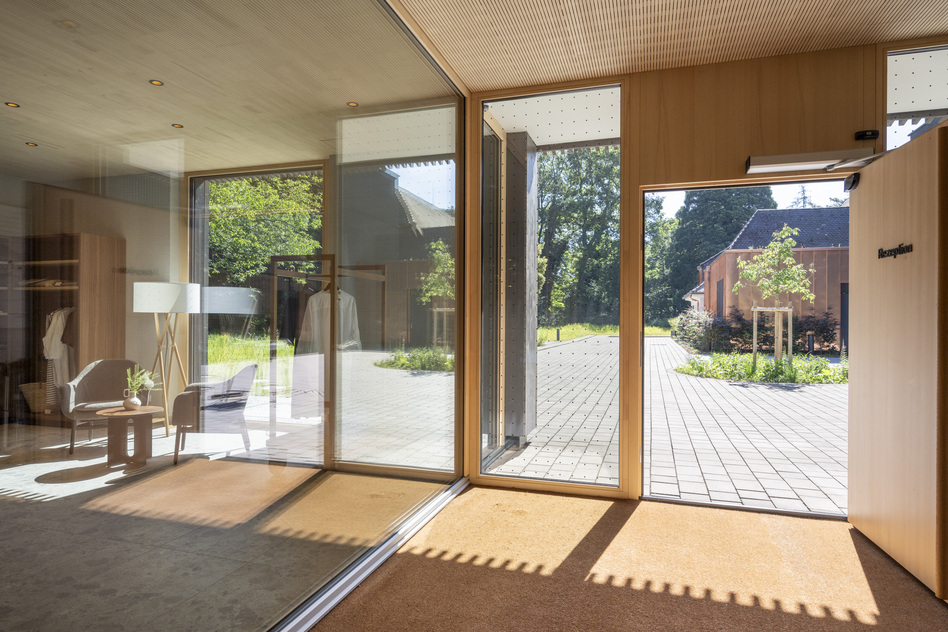 Heller Eingangsbereich mit Glasfront im Seegut Zeppelin