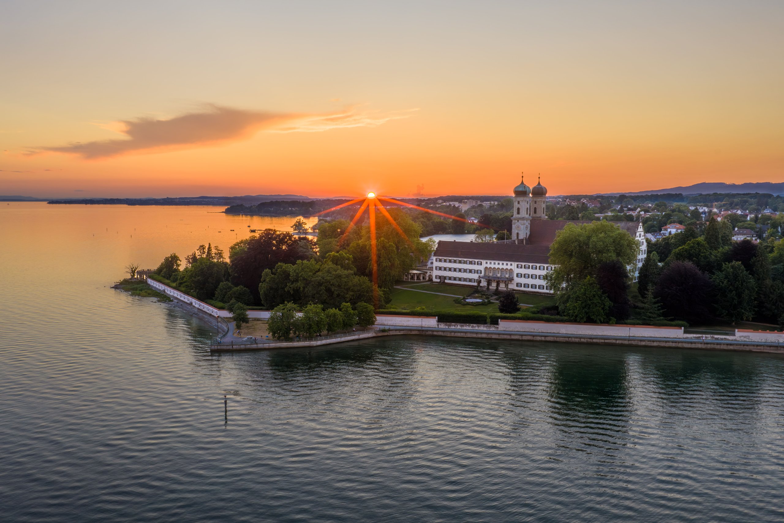 Schlosskirche Friedrichshafen am Bodensee bei Sonnenuntergang, aus der Luft fotografiert