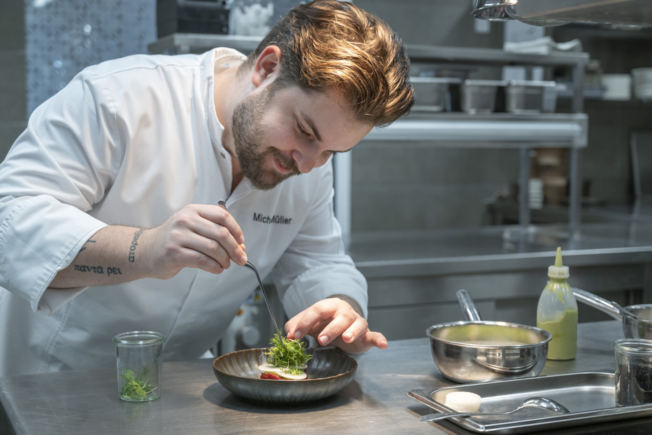Küchenchef beim Anrichten eines Gerichts im Restaurant Pinus