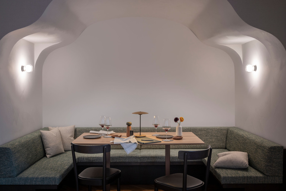 Intime Sitznische im Restaurant Pinus der Villa Gminder mit gewölbter Decke, Polsterbank und gedecktem Tisch