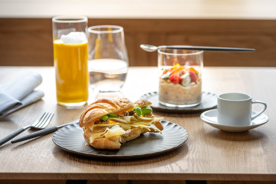 Serviertes Frühstück im Restaurant Pinus des Seegut Zeppelin mit Gebäck, Müsliglas, Getränk und Kaffee