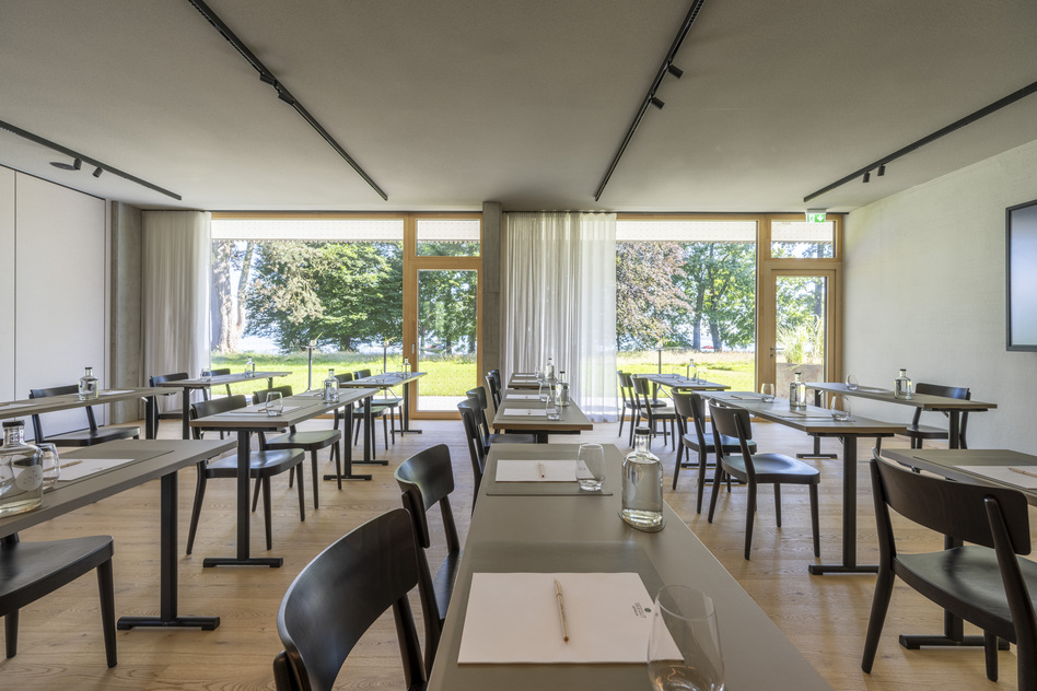 Zedernsaal im Seegut Zeppelin als Tagungsraum mit Tischreihen und großen Fenstern mit Seeblick