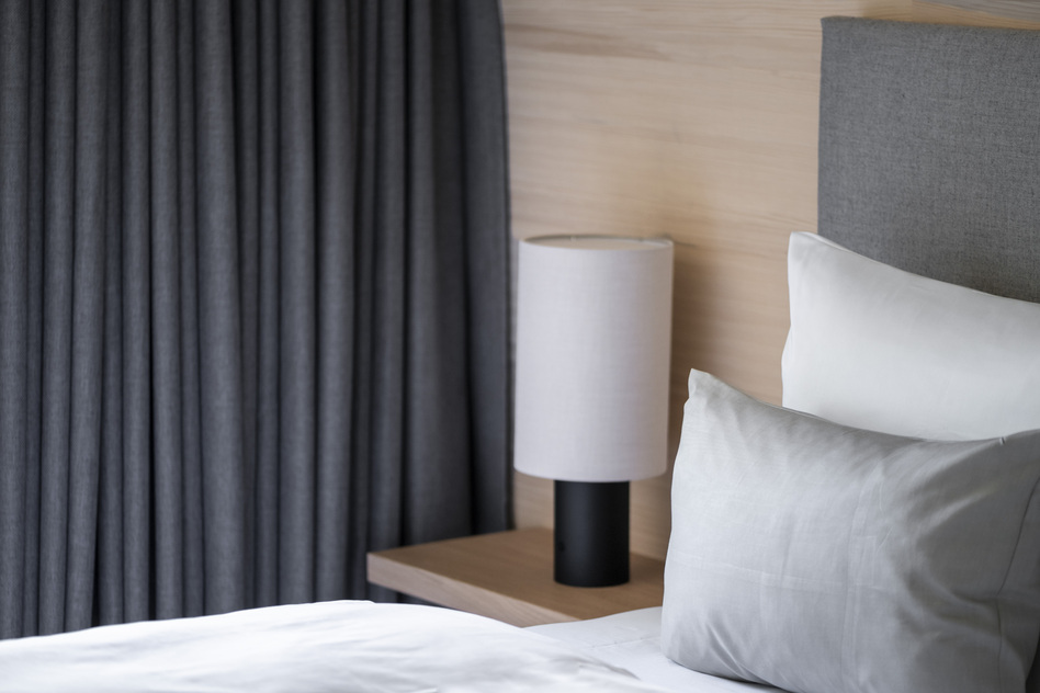 Bett mit Nachttischleuchte im Gartenzimmer Weitblick, Seegut Zeppelin