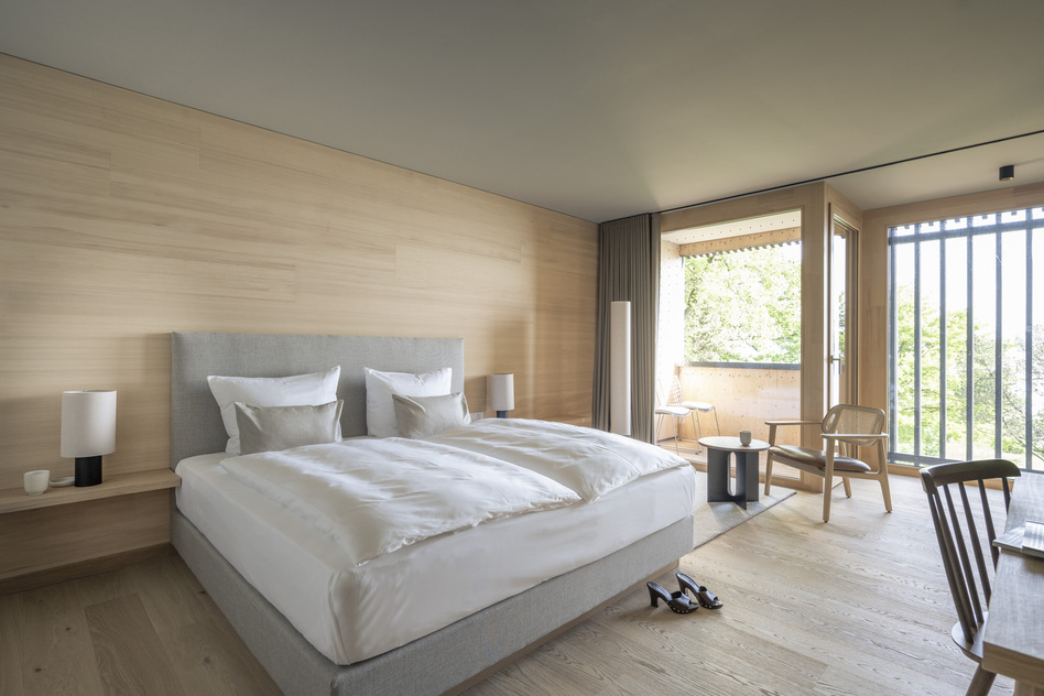 Doppelbett mit Schreibtisch im Waldzimmer Ausblick, Seegut Zeppelin