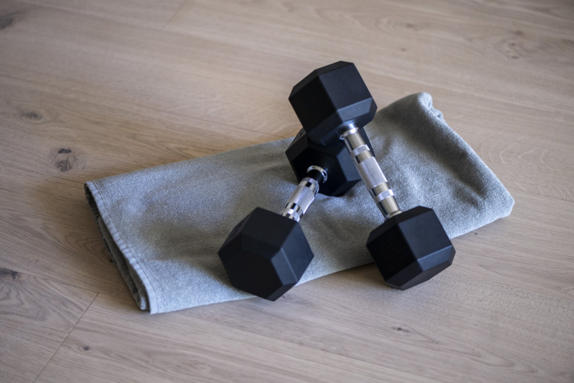 Zwei schwarze Kurzhanteln auf einem gefalteten Handtuch im Fitnessbereich des Seegut Zeppelin