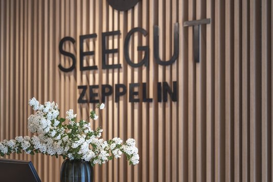 Rezeptions-Logo in Schwarzstahl und Messing – Seegut Zeppelin