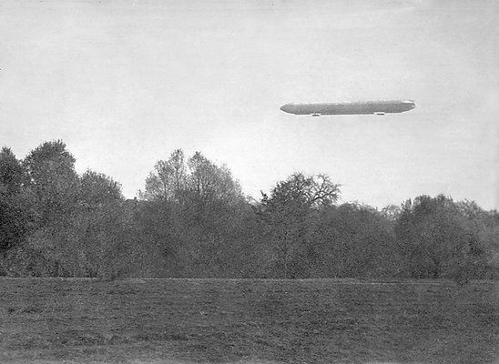 Historische Aufnahme eines Zeppelins über dem Gelände der Villa Gminder