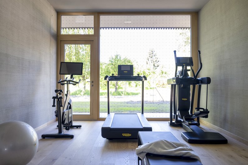 Fitnessraum im Garten Spa des Seegut Zeppelin mit Technogym-Geräten