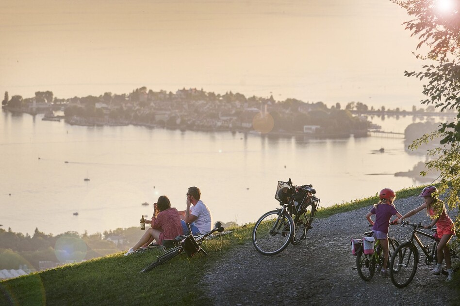 Familienurlaub am Bodensee Radfahrer rasten am Seeufer im Dunst