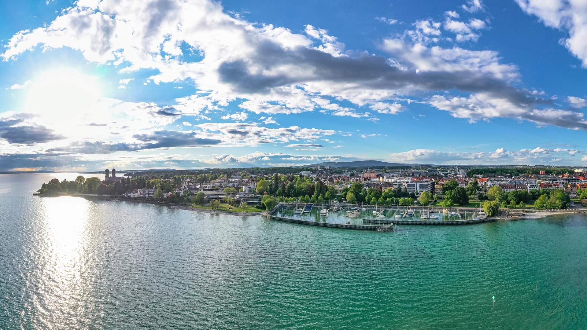 Luftaufnahme von Friedrichshafen am Ufer des Bodensees mit Uferpromenade und Stadt