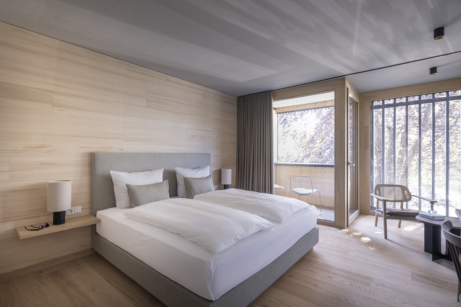 Hofzimmer Ausblick im Seegut Zeppelin – Doppelbett mit Gartenblick