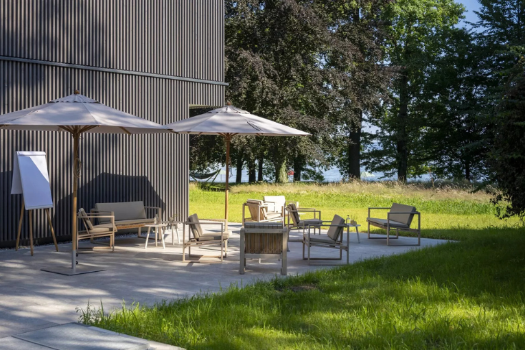 Terrase mit Wiesen und Stühlen